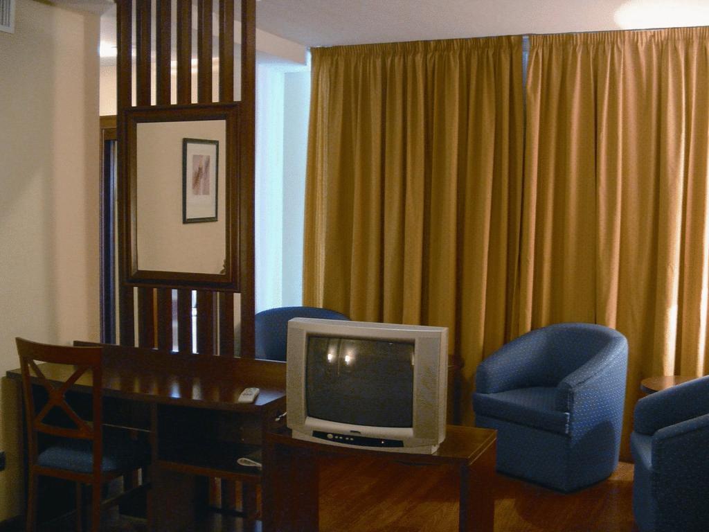 Hg Gaona Hotel Peligros Ruang foto